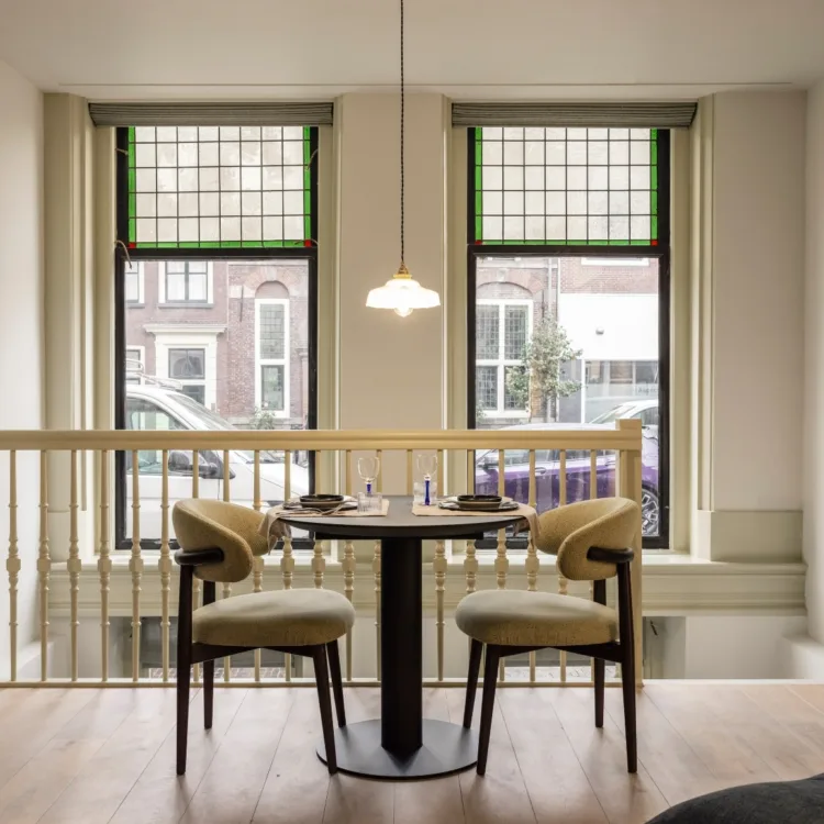 koffiehoek in botanisch groene woonstijl met creme vouwgordijnen van luxaflex®