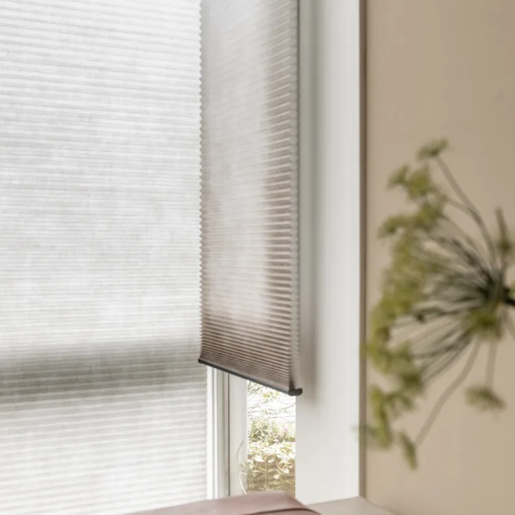Duette® shades van Luxaflex - basic naturel woonstijl