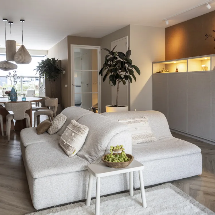 Basic naturel in de woonkamer bij Aanhuis.nl