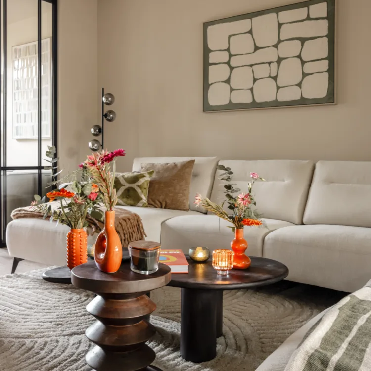 Sfeerfoto van Botanische groen woonkamer met pvc vloer en wavegordijnen