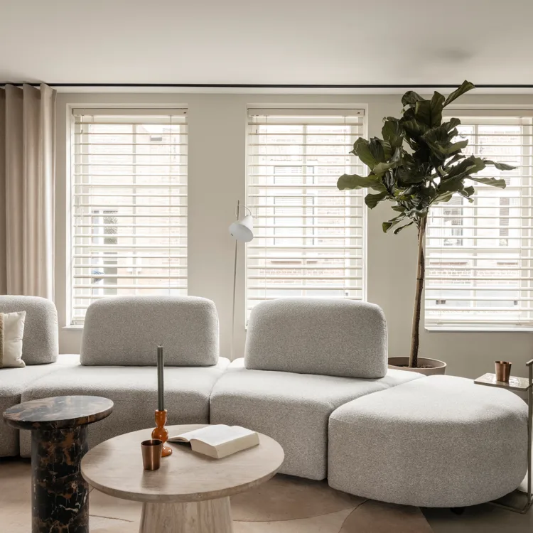 Luxaflex® megview jaloezieën in een basic naturel woonkamer met wavegordijnen