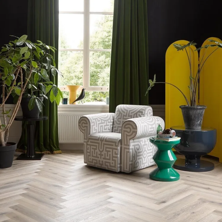 Aanhuis.nl pvc vloer Potter - sfeerfoto van lichte houtlook visgraatvloer in zithoek