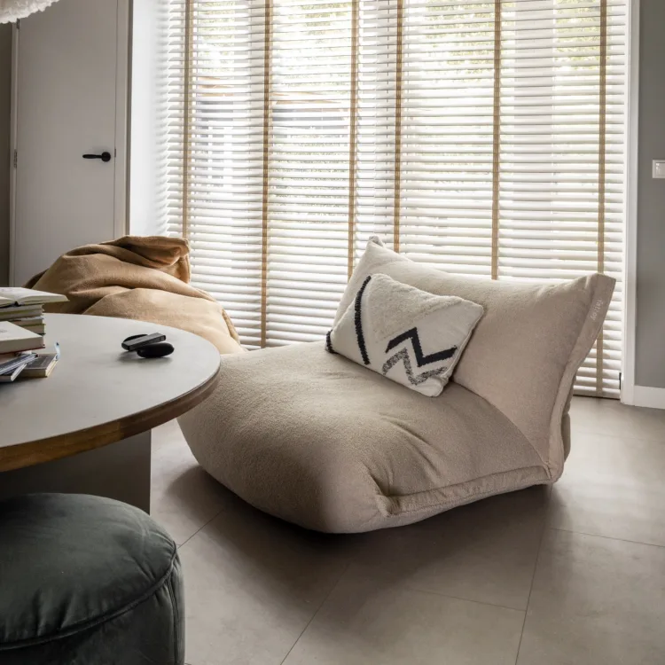 Hotel chic woonstijl met jaleozieen, betonlookvloer in de woonkamer