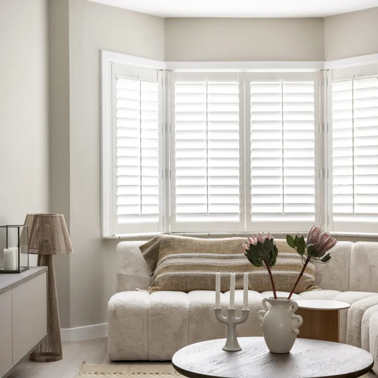 Witte shutters op maat in een erker in combinatie met Scandinavisch interieur.