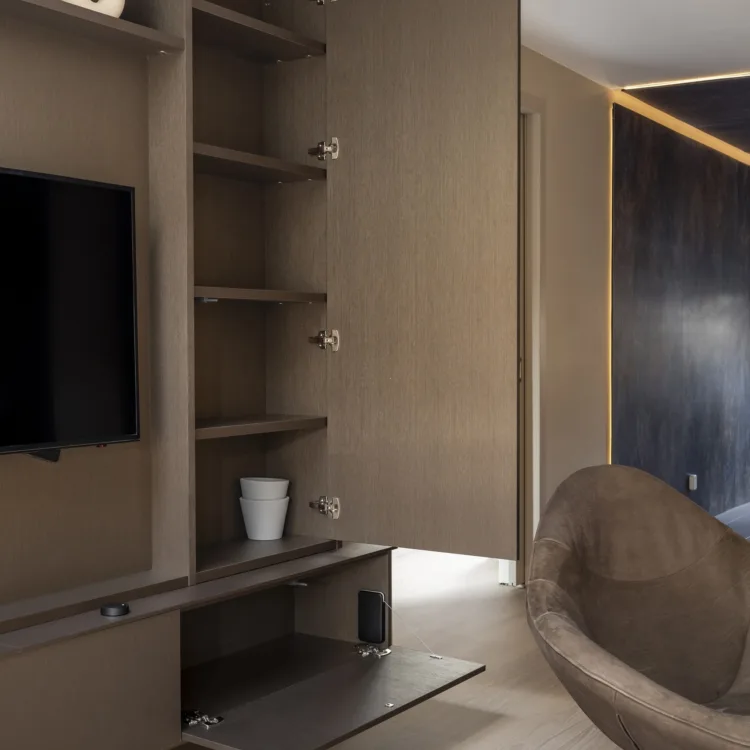 New chic woonkamer met houten vloer en kast op maat