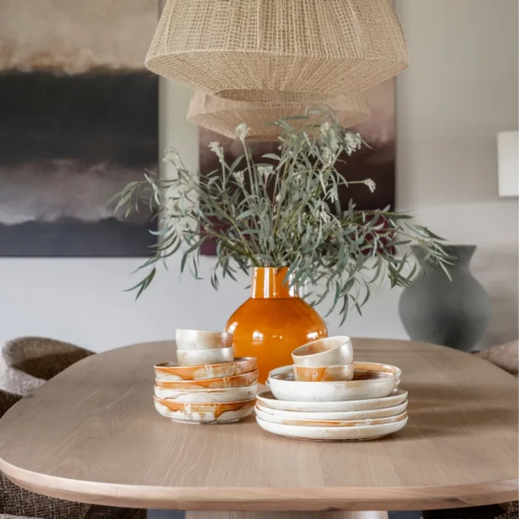 Basic naturel eettafel met plant en oranje vaas
