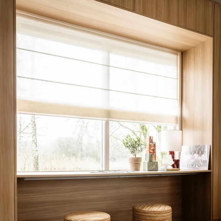 Open leefruimte met harmonieuze mix van Scandinavisch en werelds interieur Raamdecoratie met vouwgordijnen die zorgen voor zacht licht en een warme uitstraling.
